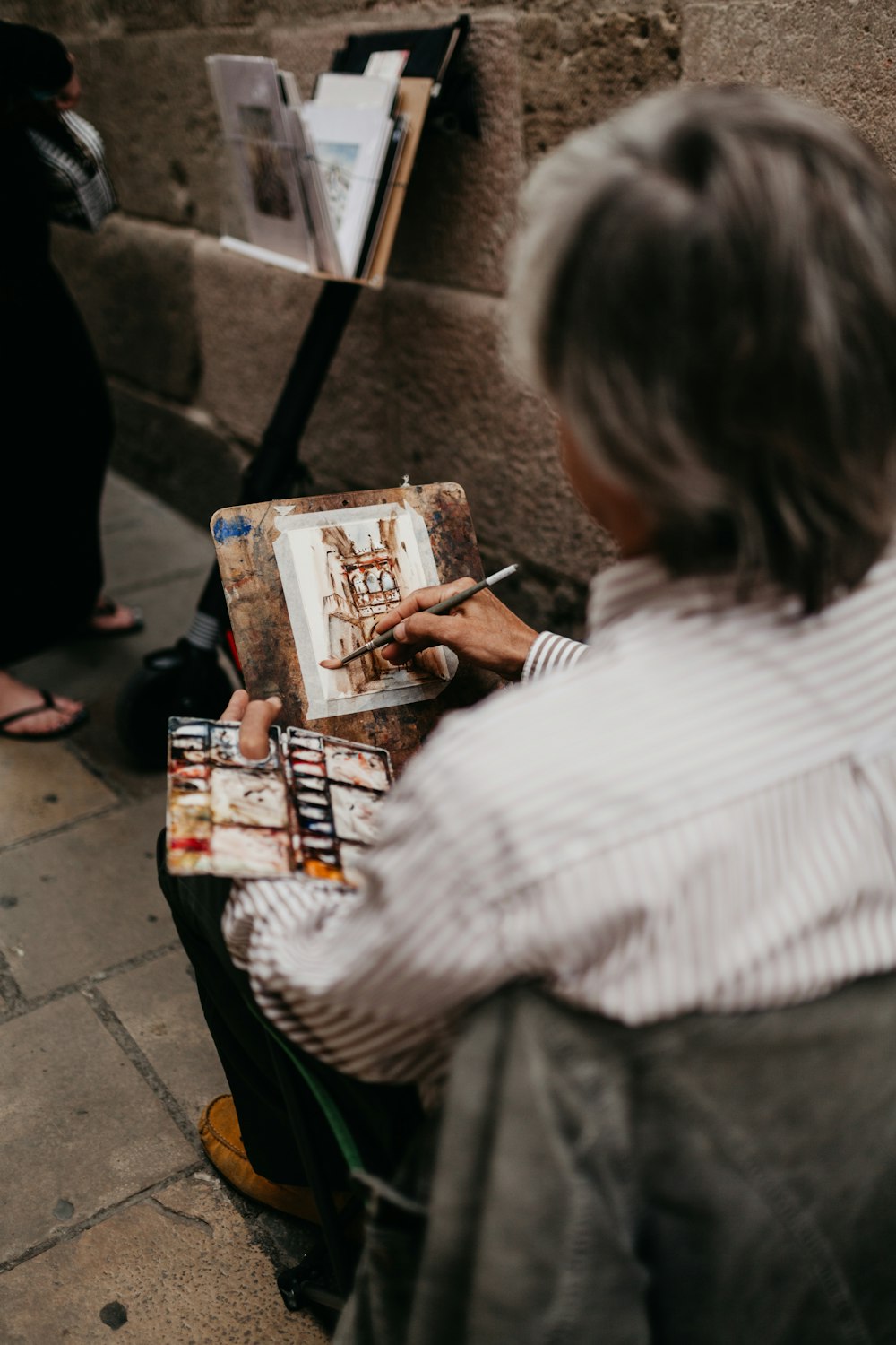 mujer dibujando en el papel blanco