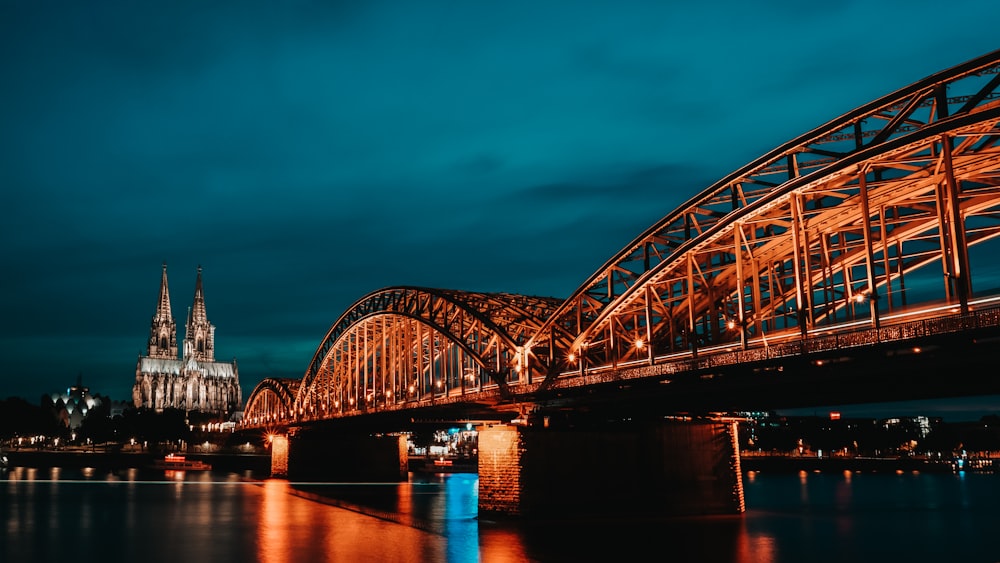 beleuchtete Brücke während der Nacht