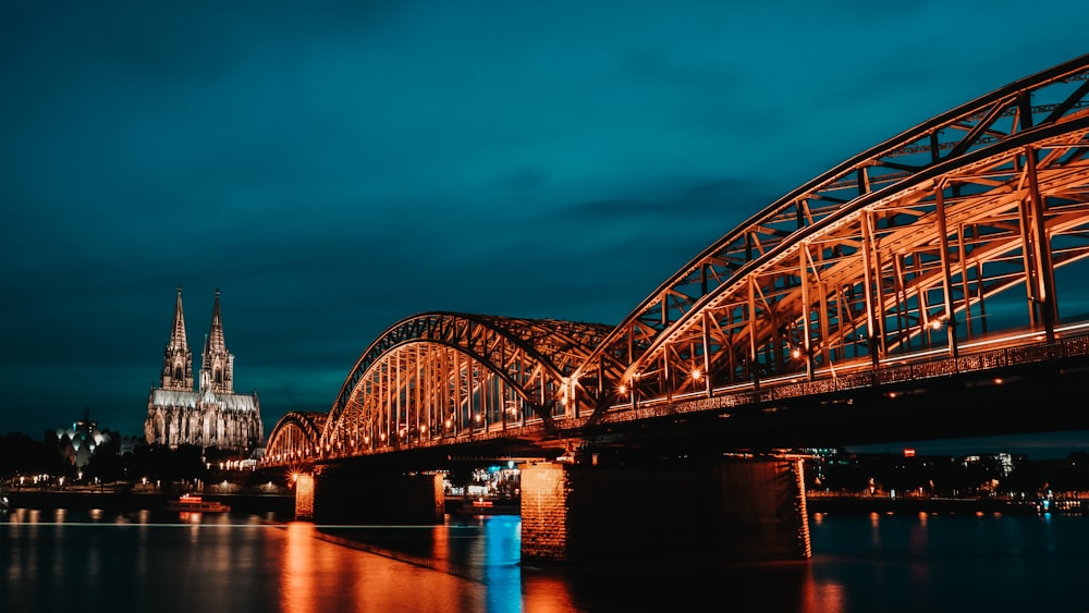 Puente iluminado durante la noche