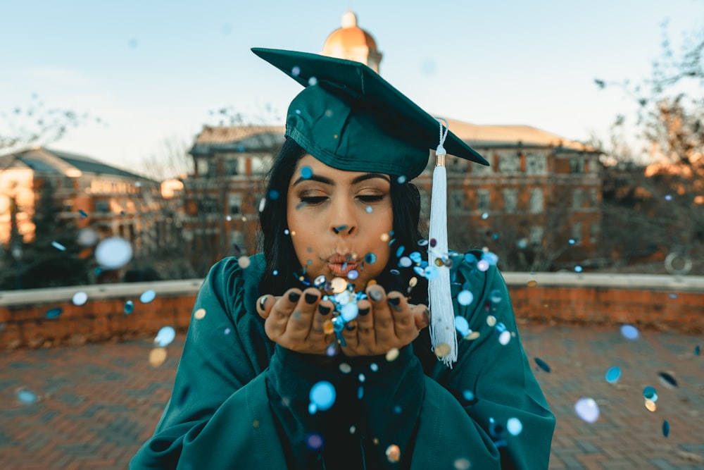 femme portant une robe académique