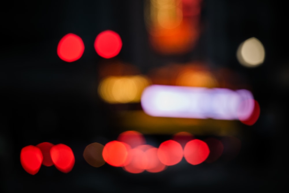 Une photo floue d’une rue de la ville la nuit