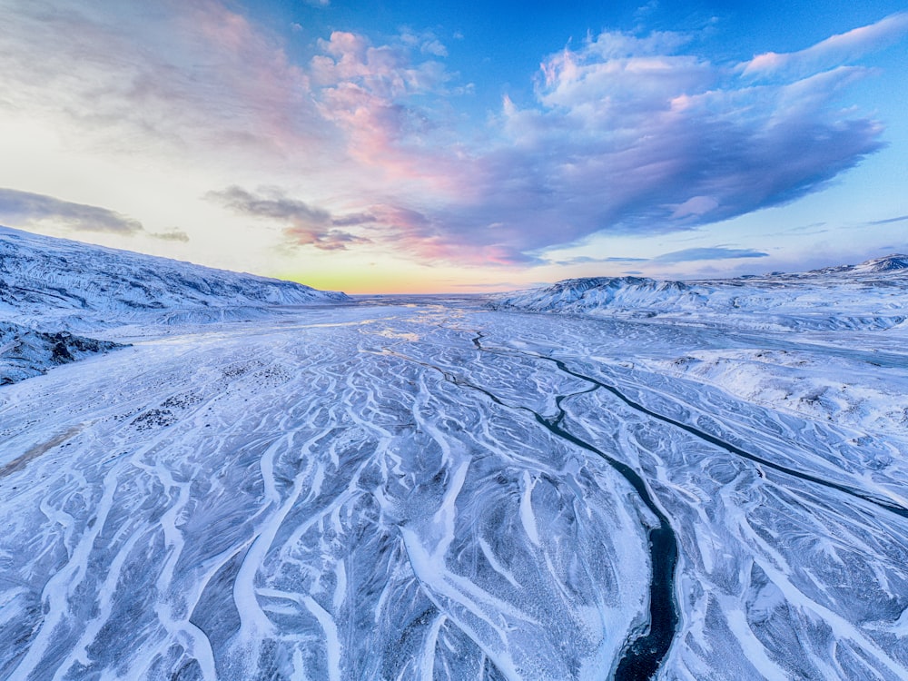 Schneebedecktes Feld