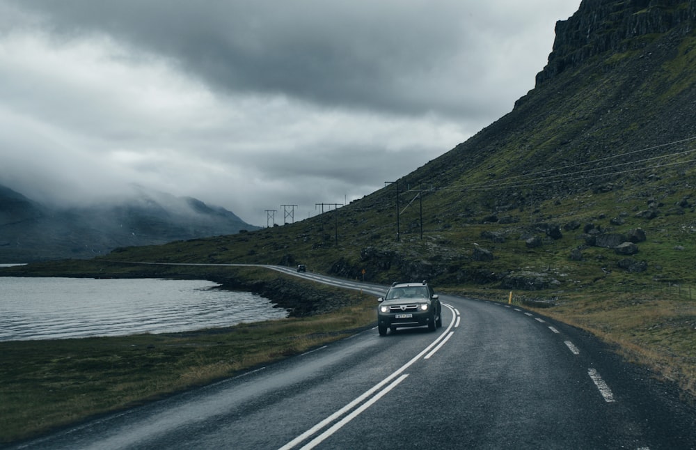 Photographie d’un véhicule roulant sur la route pendant la journée