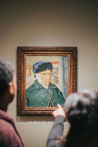 due persone che guardano Vincent Van Gogh Self-Portrait with Bandaged Ear