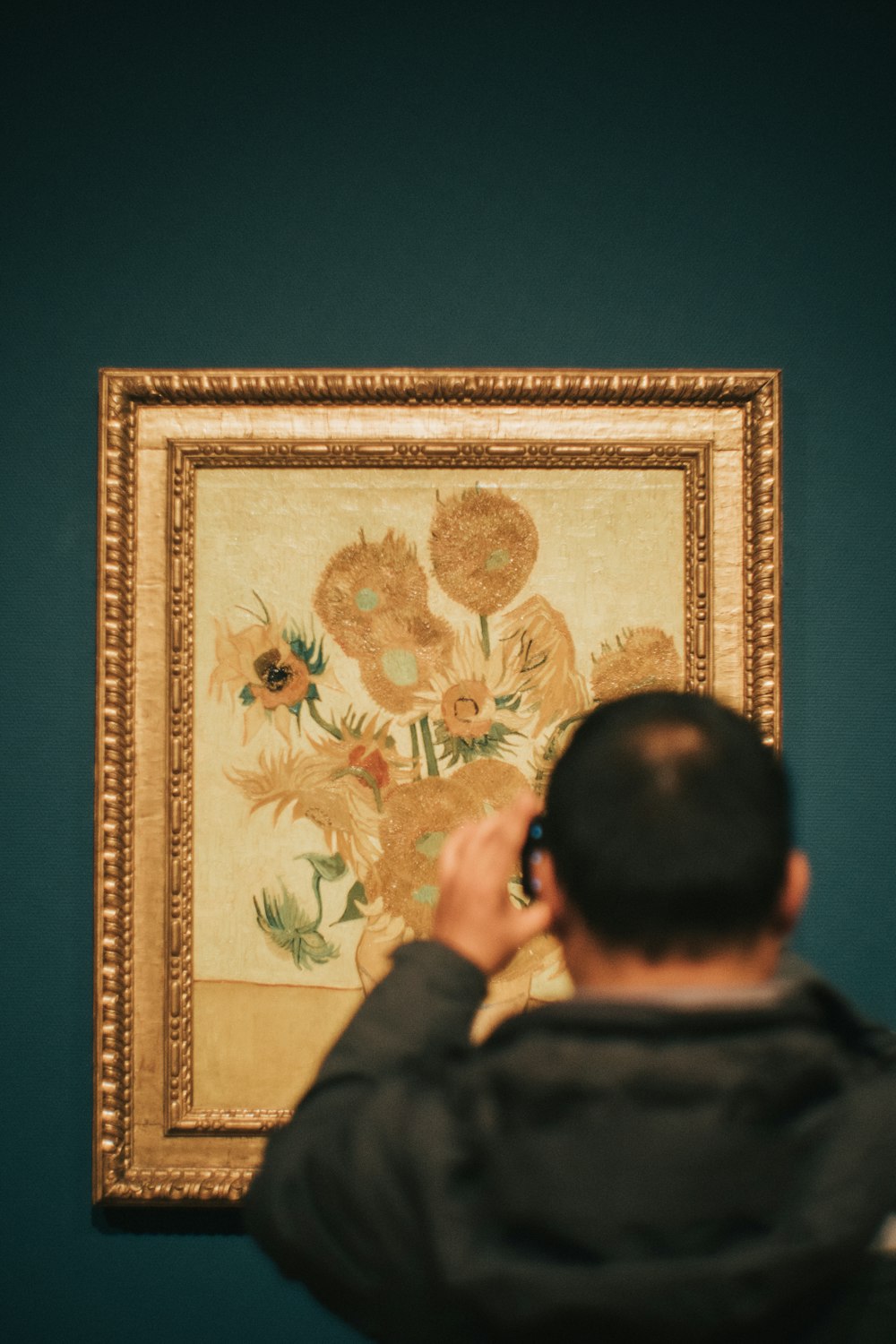uomo in piedi vicino ai girasoli dipinto di Vincent Van Gogh