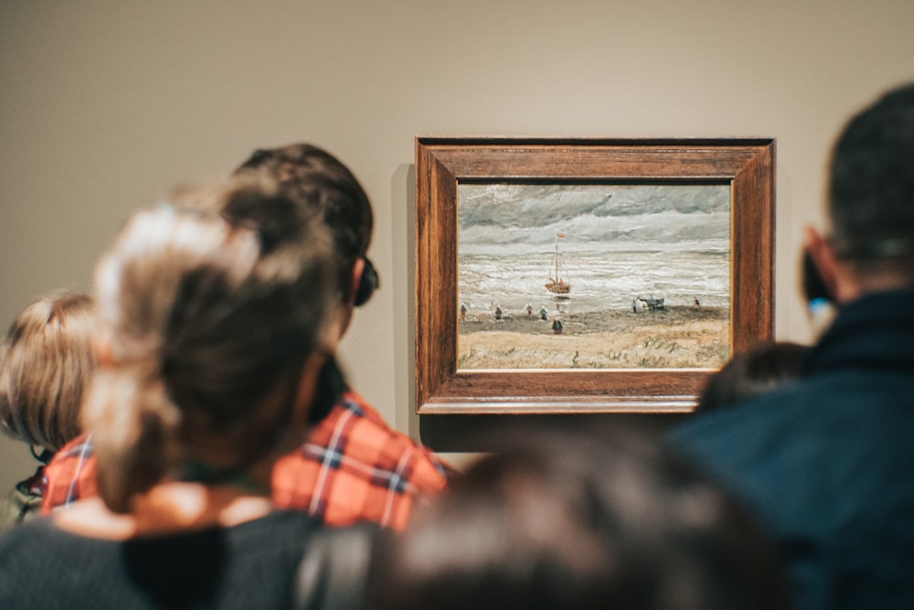 personas de pie mientras miran en la playa de Scheveningen en la pintura de Stormy Weather de Vincent Van Gogh