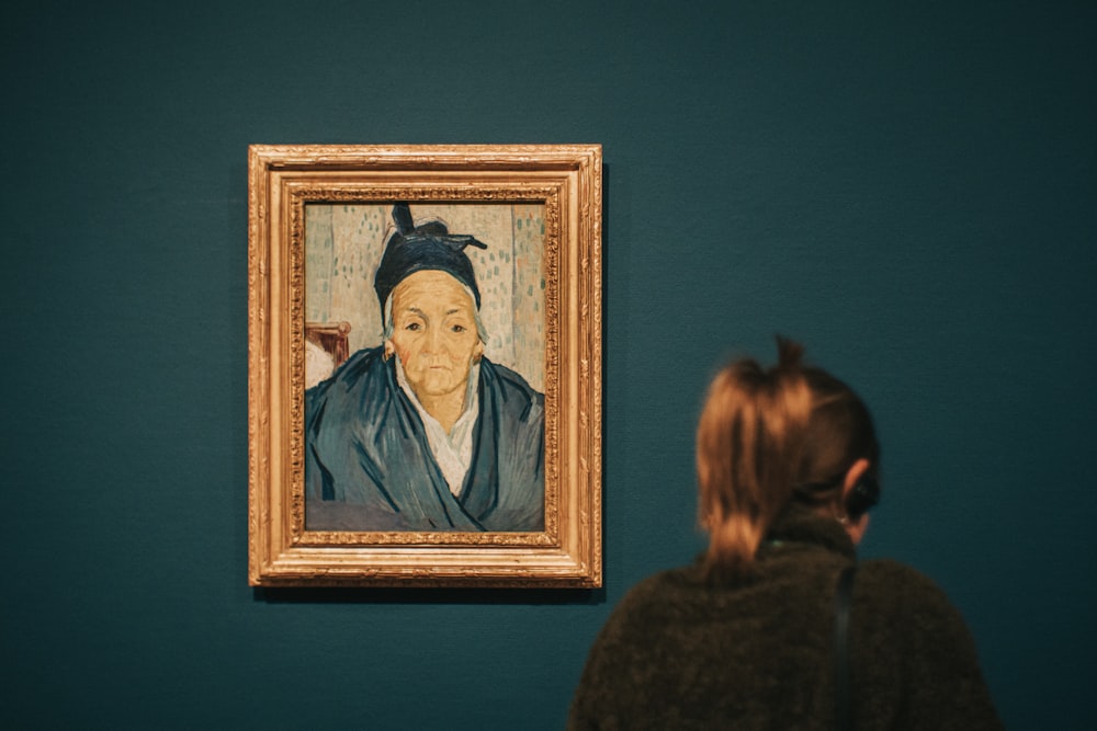 pessoa em pé perto de Velhas Mulheres de Arles pintura por Gauguin