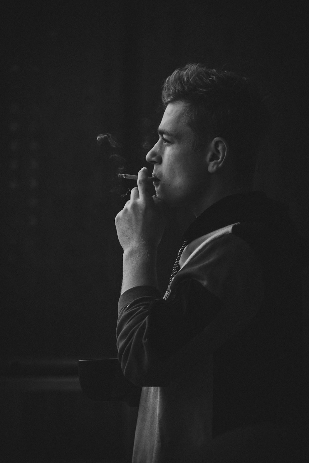 Fotografía de un hombre usando un cigarrillo