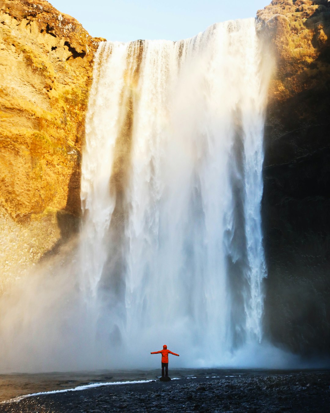 travelers stories about Waterfall in Skógafoss, Iceland