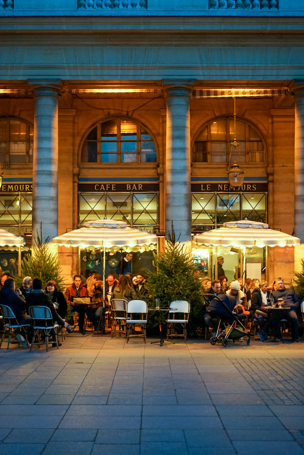 Menschen, die neben dem Gebäude essen