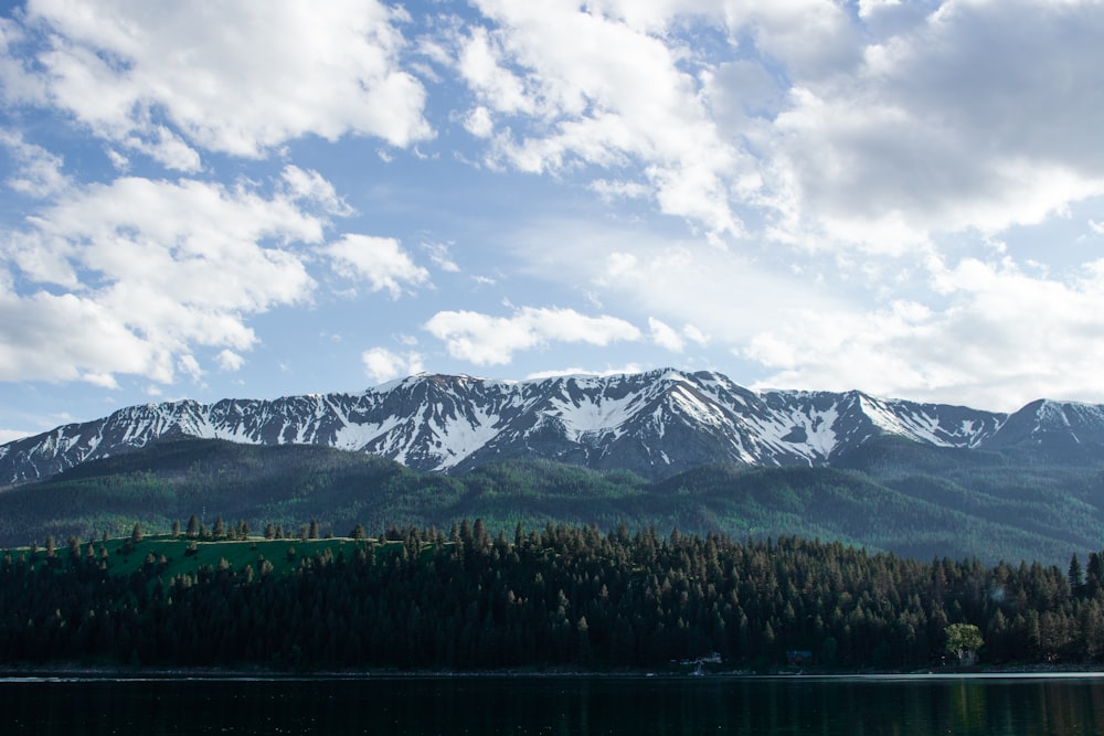 Montagne enneigée sous un ciel nuageux