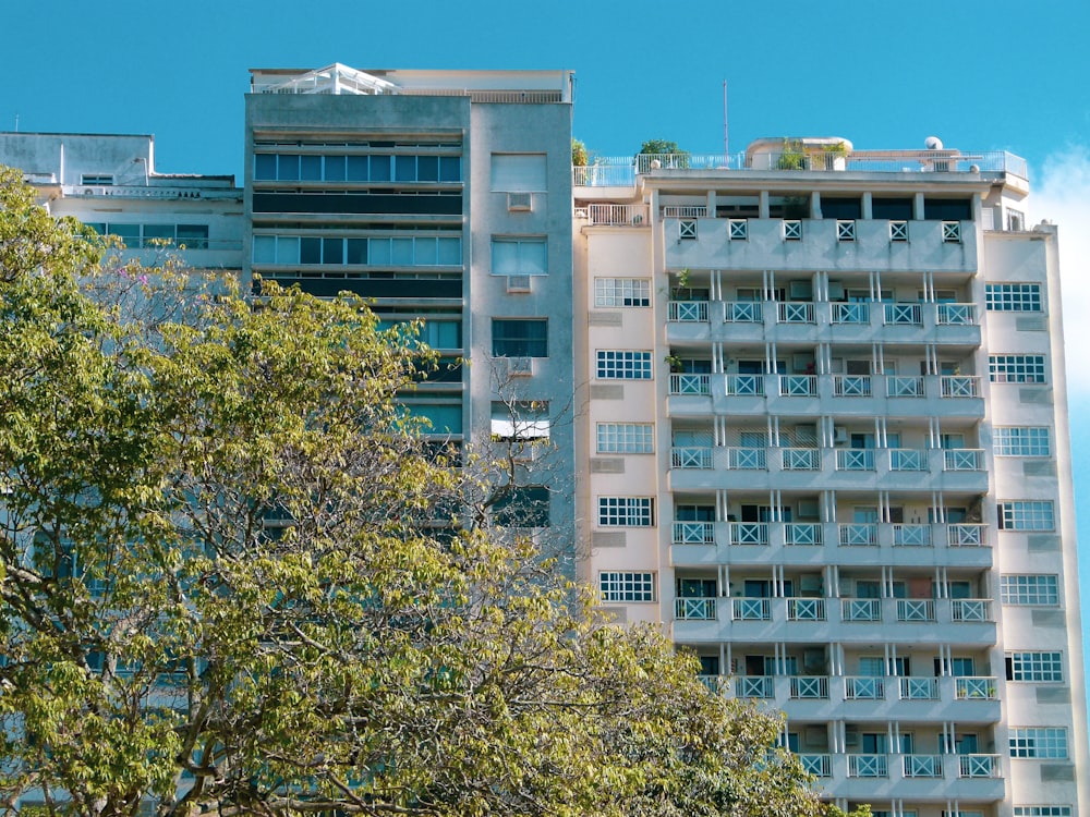 A tall tower with a blue sky photo – Free Brazil Image on Unsplash