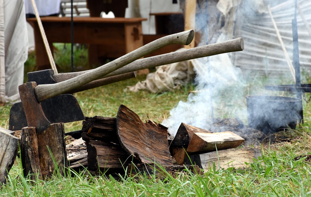 hache grise sur bois de chauffage