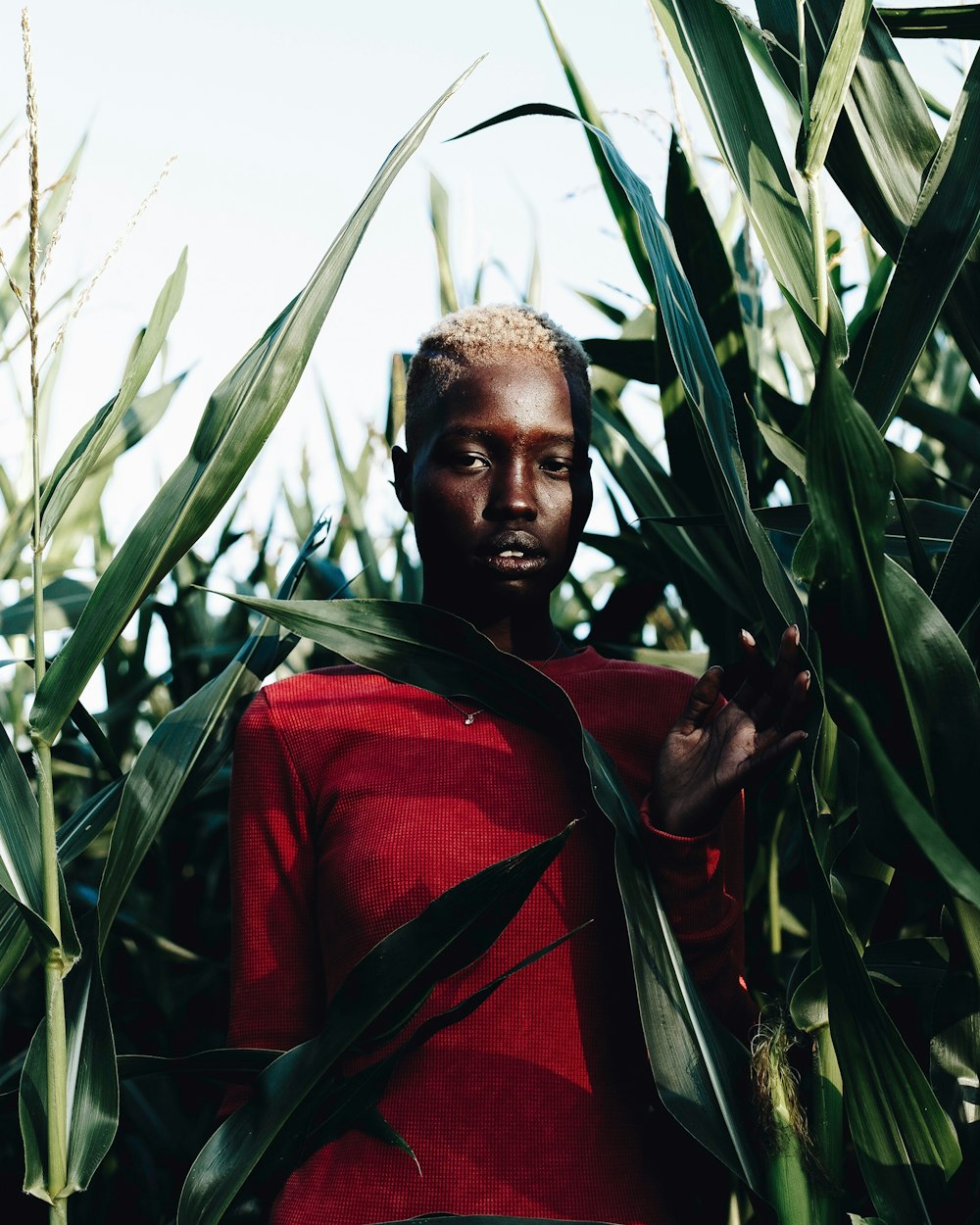 Selektive Fokusfotografie des Menschen hinter grünen Pflanzen