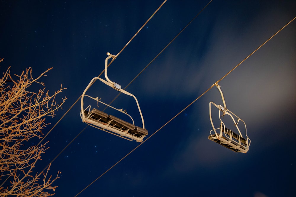 Due funivie bianche sotto il cielo blu e bianco