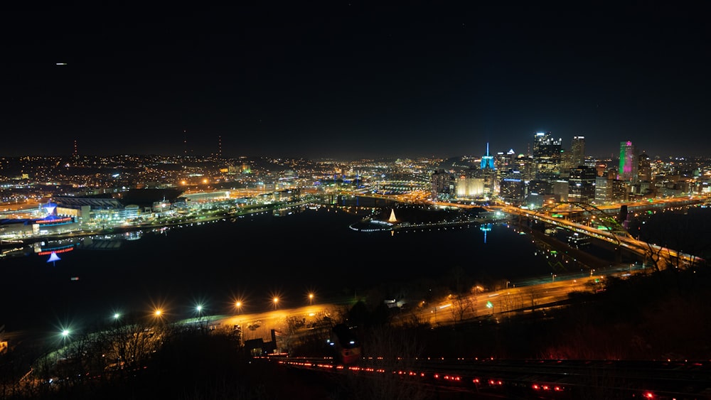 Photographie aérienne d’une ville avec des immeubles de grande hauteur pendant la nuit