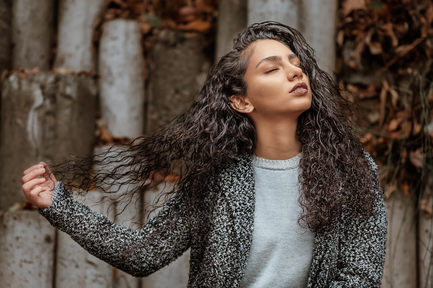 Cheveux secs et ternes : comment intégrer un sérum nourrissant sans alourdir