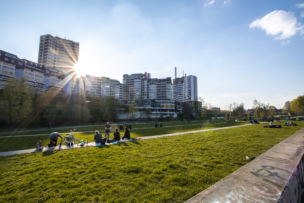 Personas en el campo de césped cerca de los edificios durante el día