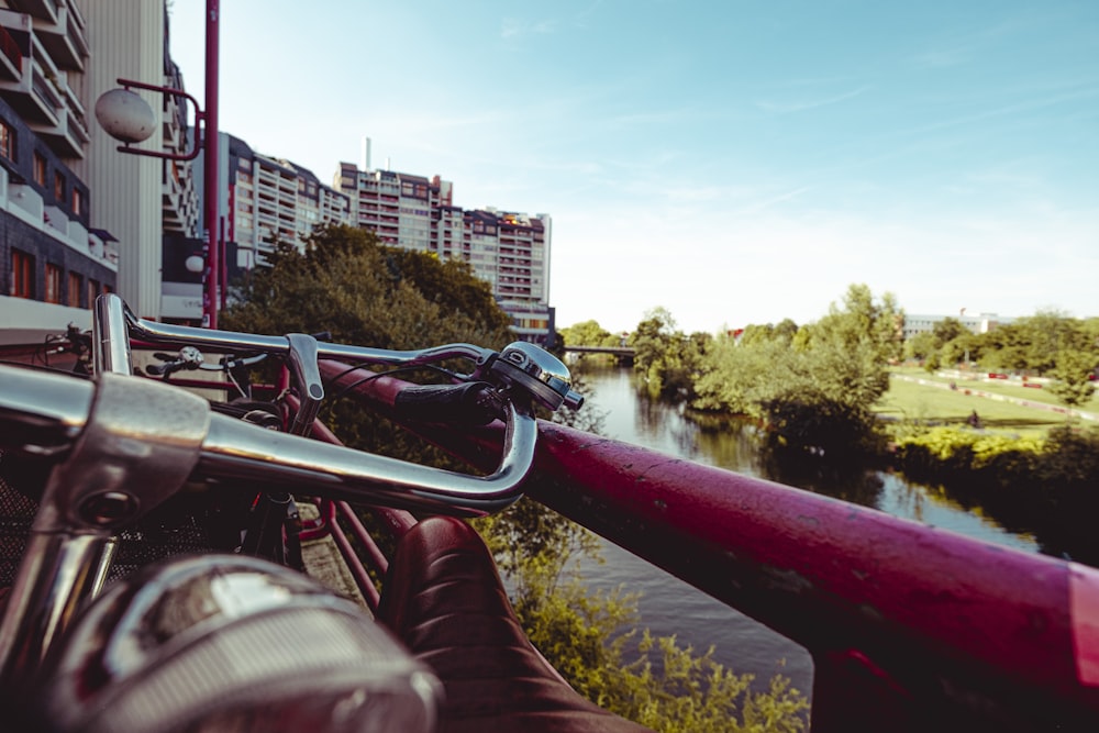 bicicleta cinza e marrom