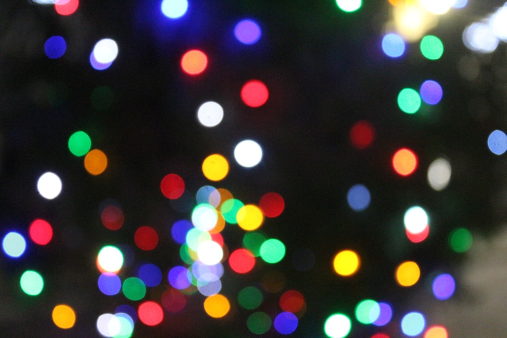 Uma foto desfocada de uma árvore de Natal com luzes multicoloridas