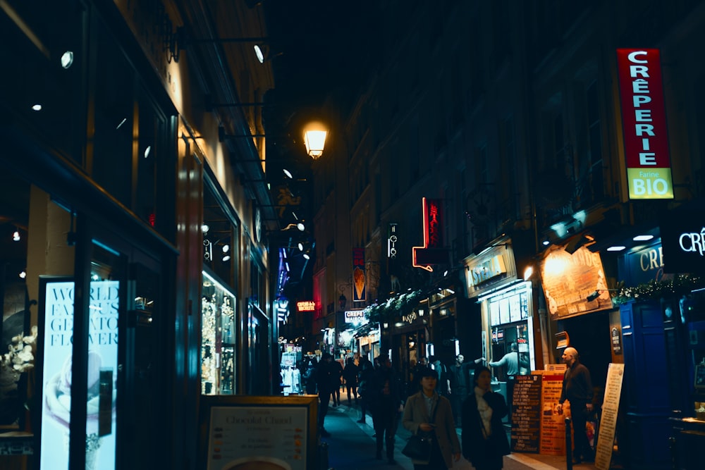 Fotografía de personas que se despiertan cerca de la calle durante la noche