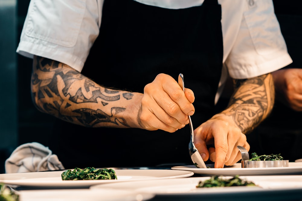 personne mettant de la nourriture dans l’assiette