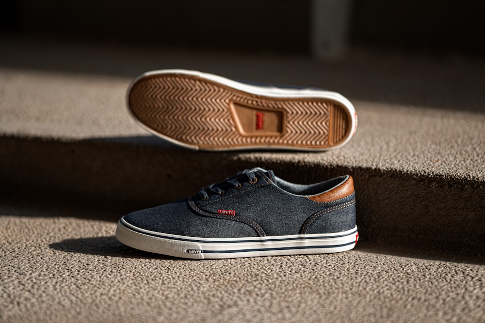 black-and-brown Levi's low-top lace-up sneakers photo – Free Sioux city  Image on Unsplash