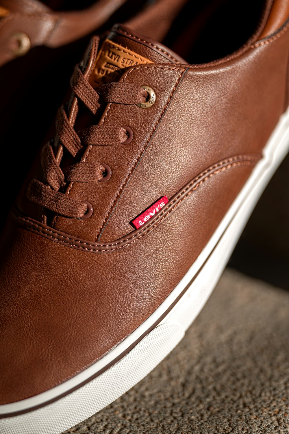 unpaired brown Levi's leather low-top lace-up sneaker photo – Free Sioux  city Image on Unsplash