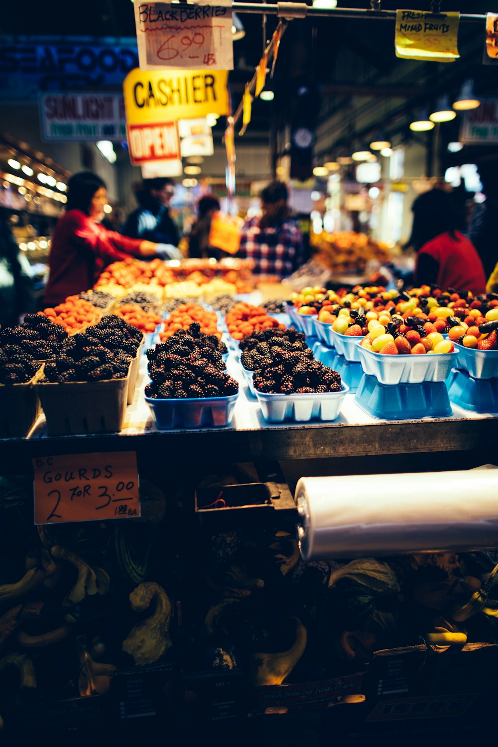 Vielfalt der auf dem Markt ausgestellten Früchte