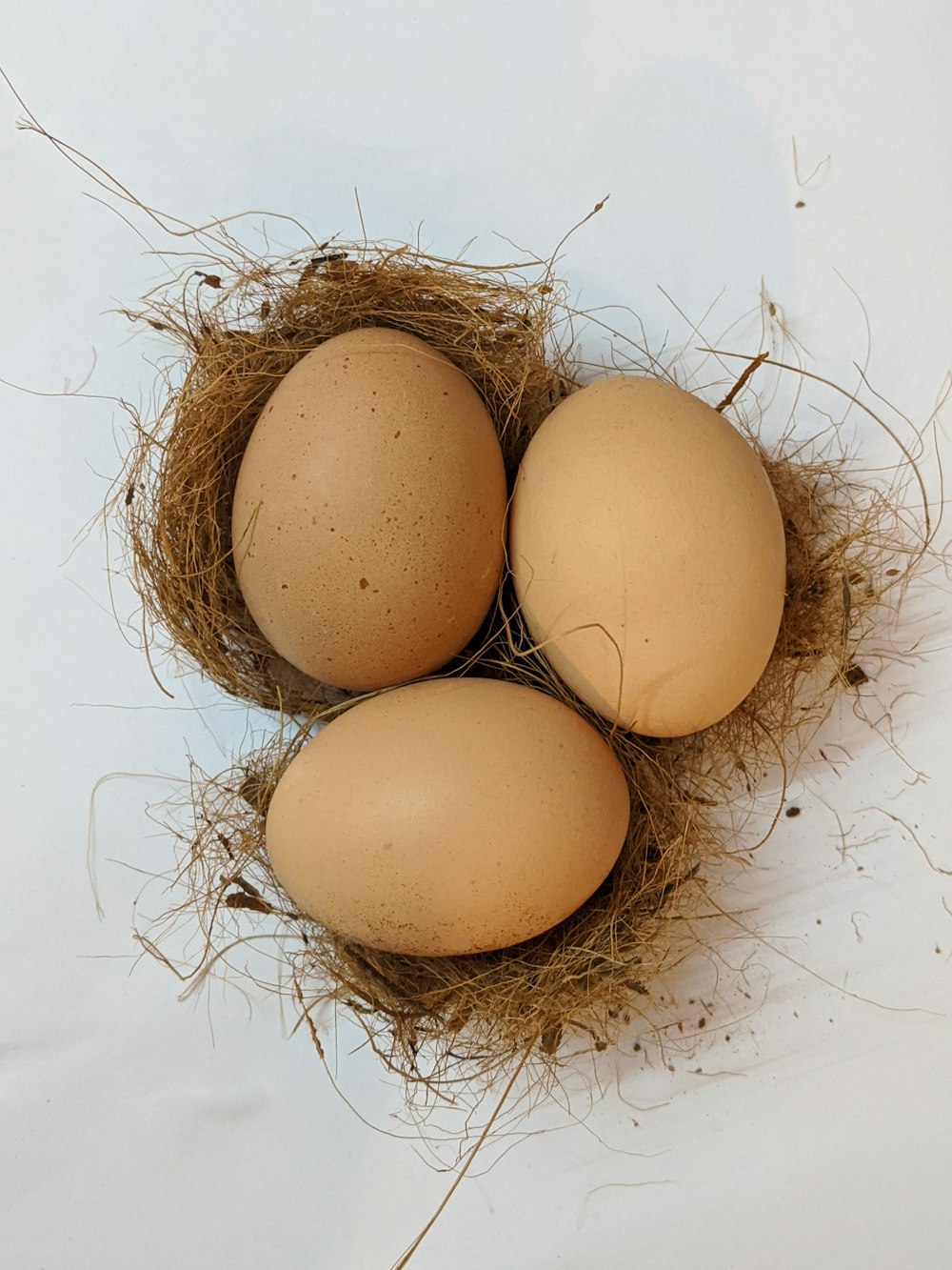 três ovos de aves de capoeira
