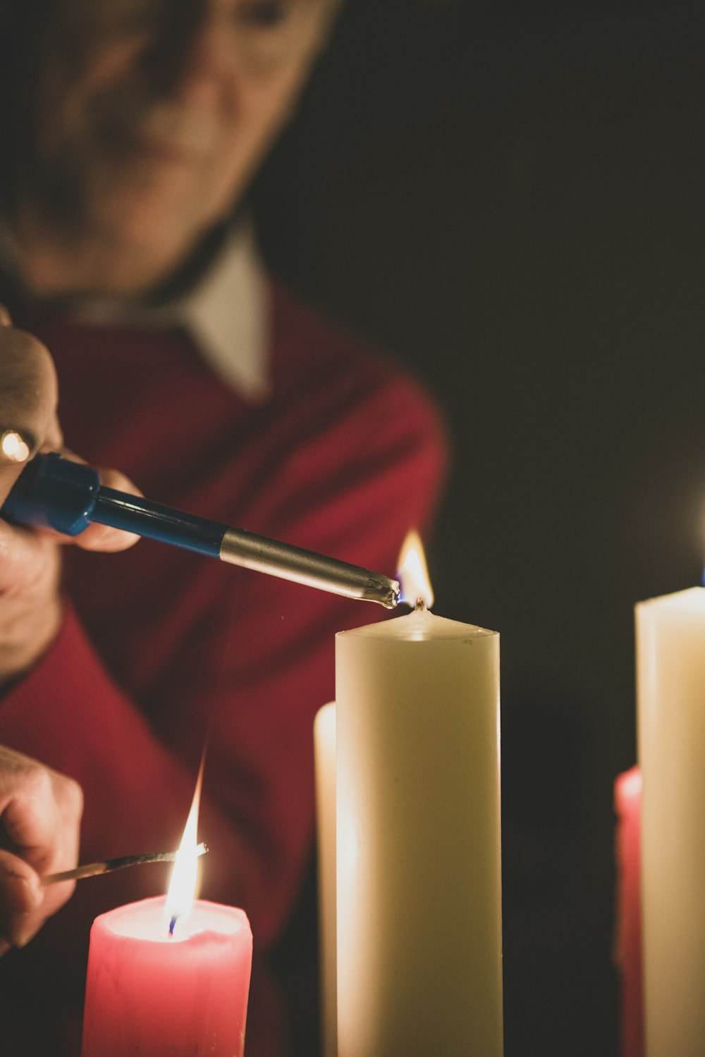 hombre encendiendo velas