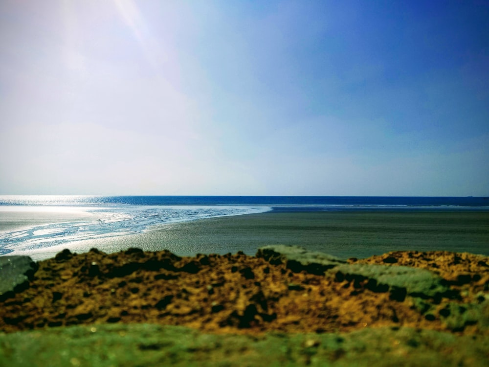 waves crashing on seashore during daytime