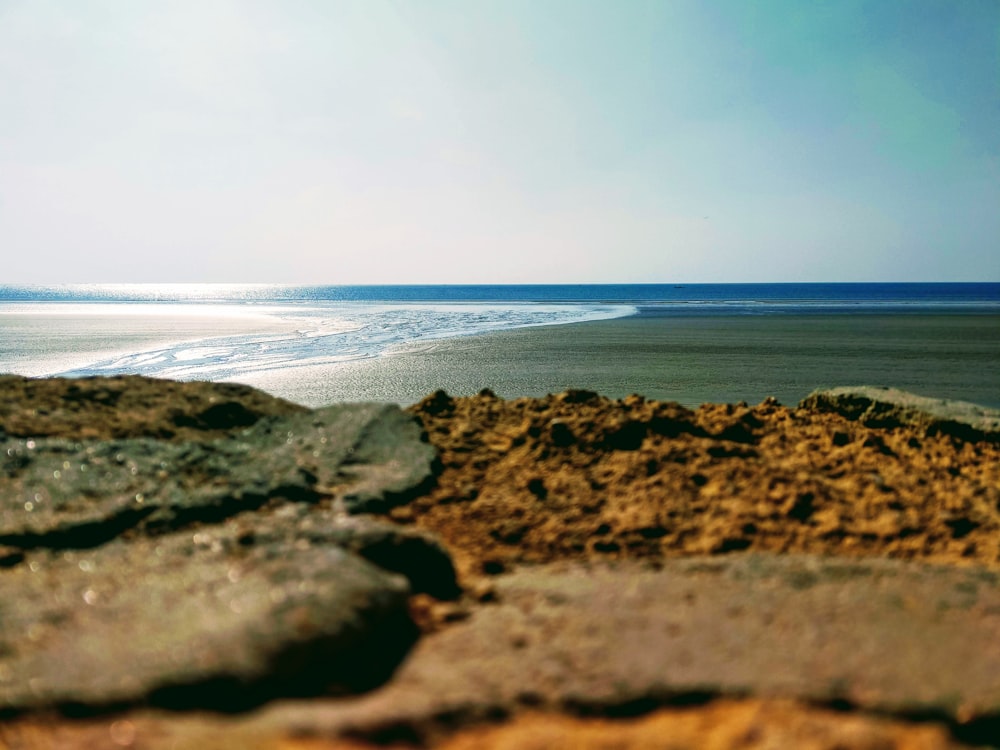 waves crashing on sea during daytime