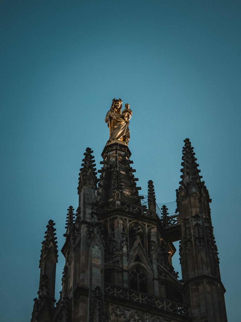 Cathédrale avec statue au sommet pendant la journée