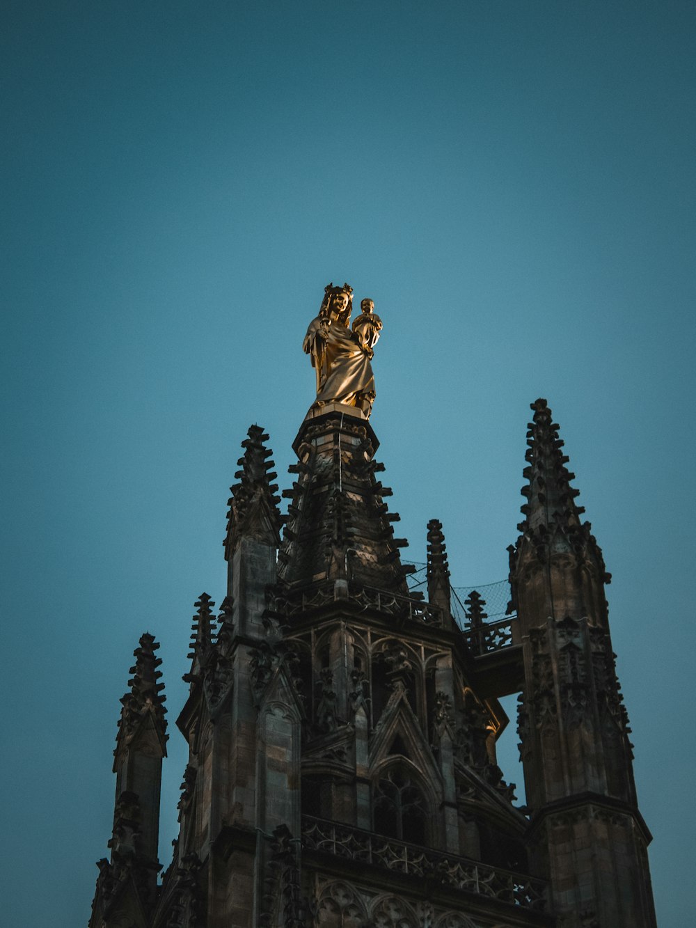 Kathedrale mit Statue auf der Spitze während des Tages