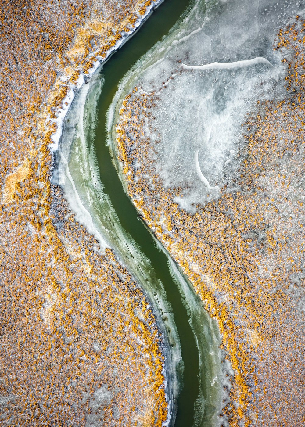 Photographie aérienne d’un plan d’eau