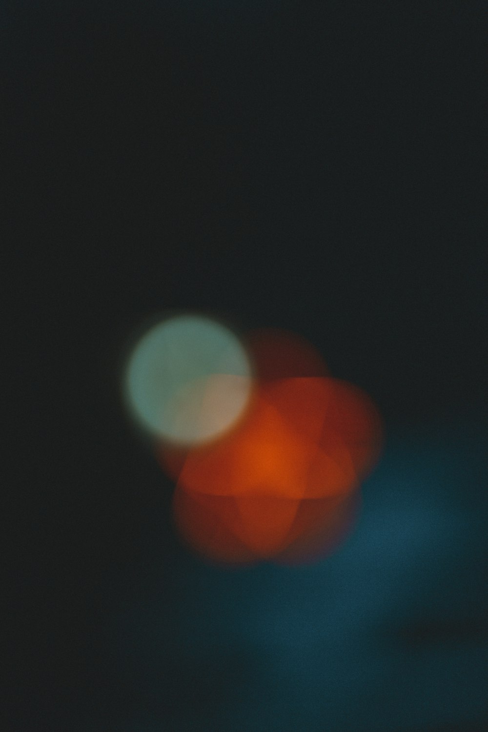 a blurry image of a street light in the dark