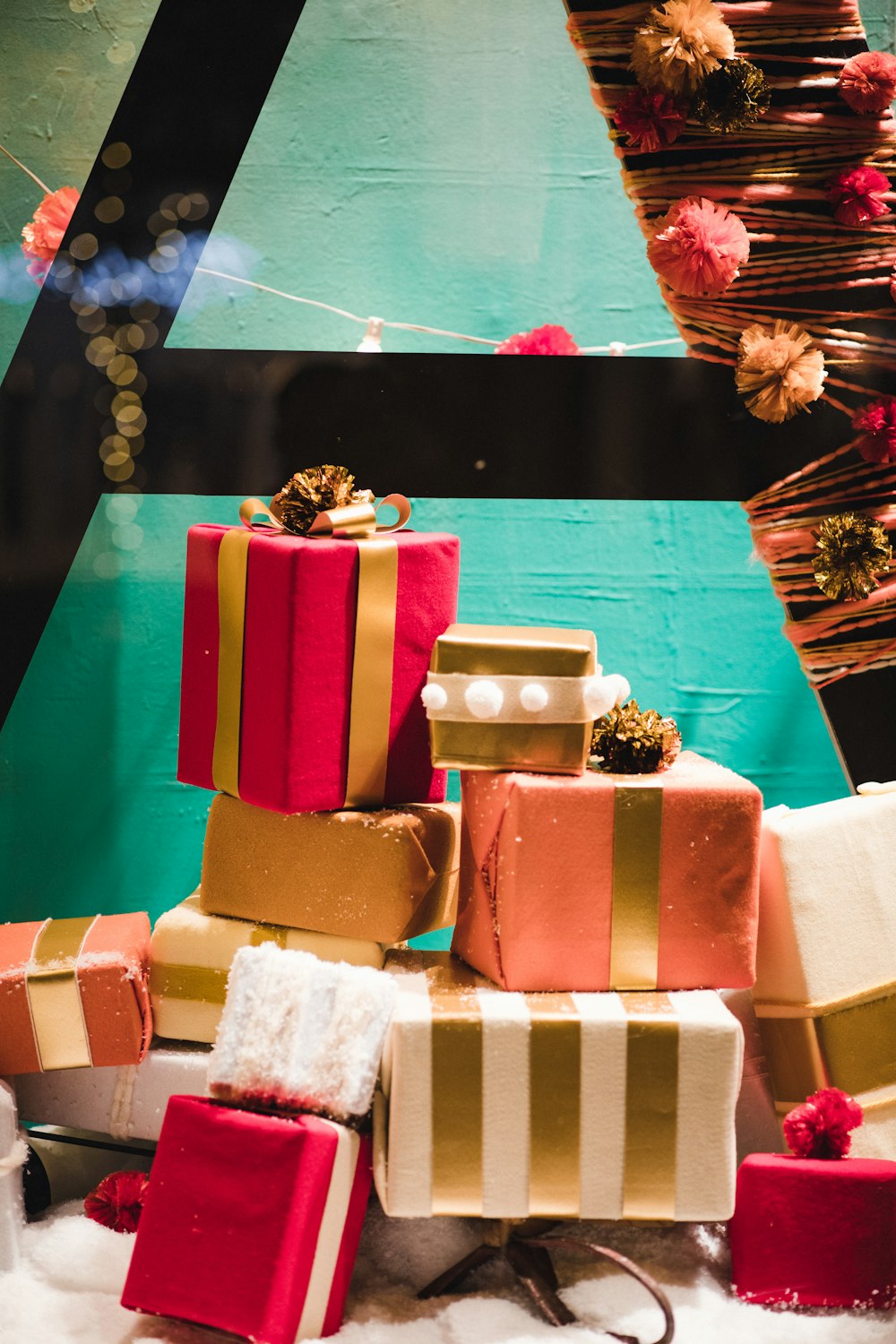 Stapel von Geschenkboxen neben der Wand