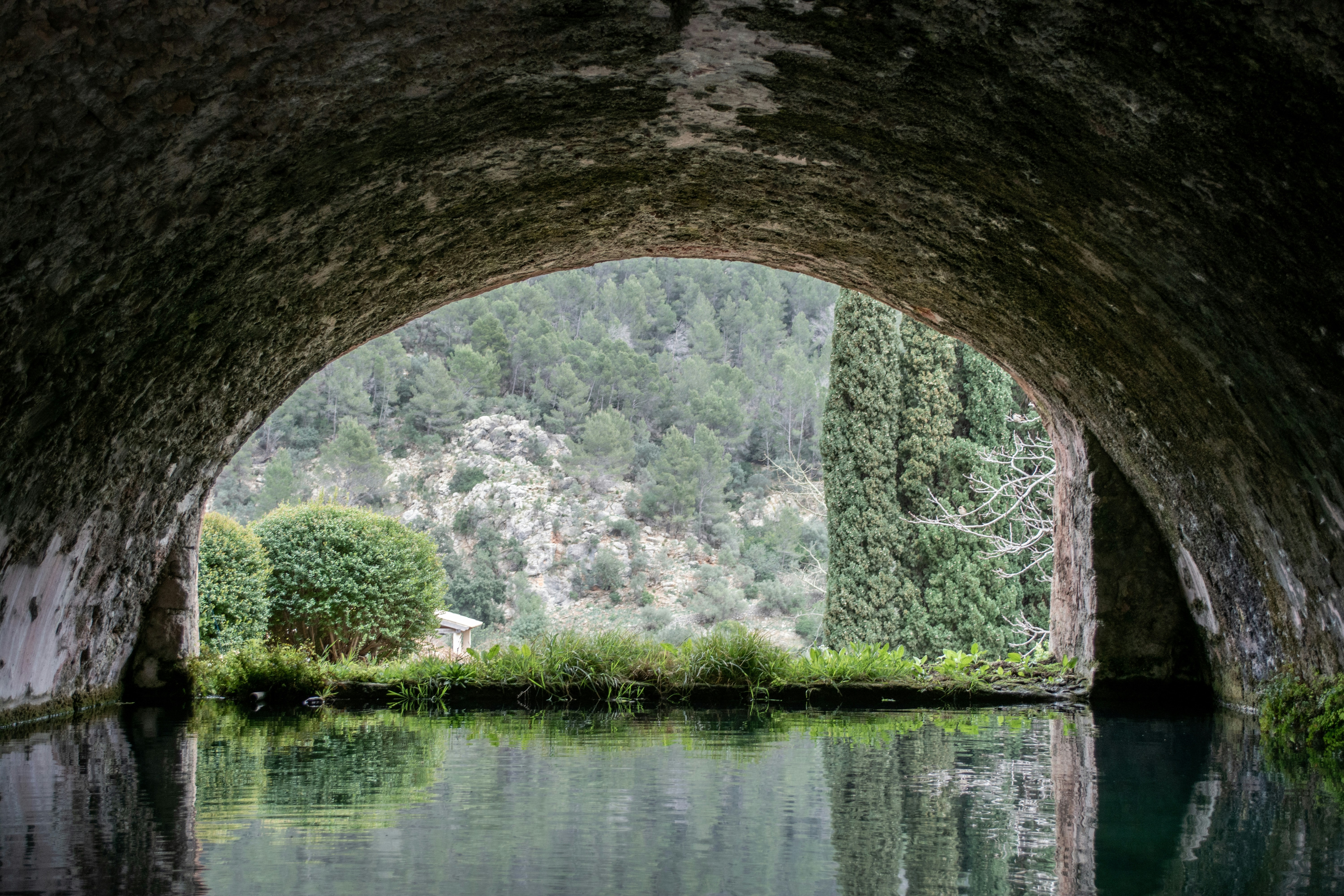 An old water well in the Jardines de Alfabia