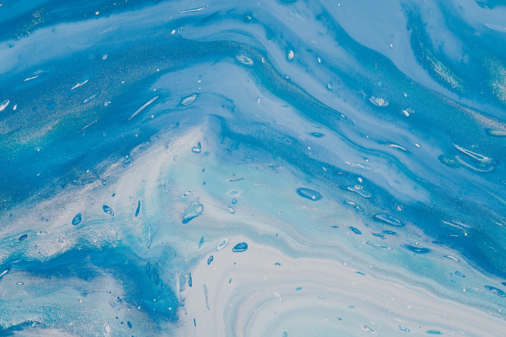 peinture abstraite bleue et blanche