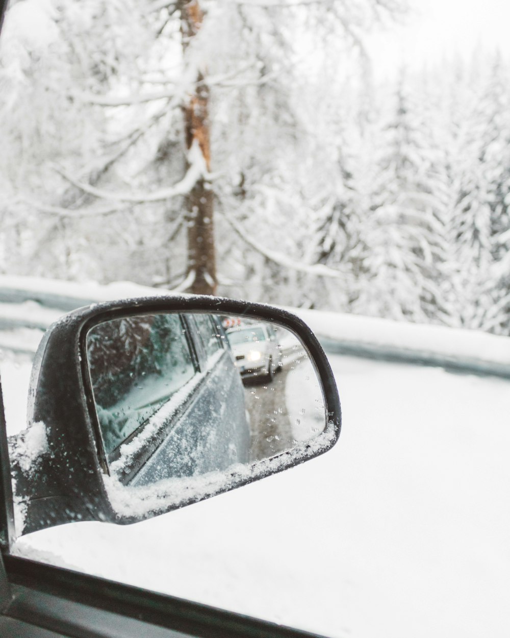 Voitures sur la route pendant l’hiver