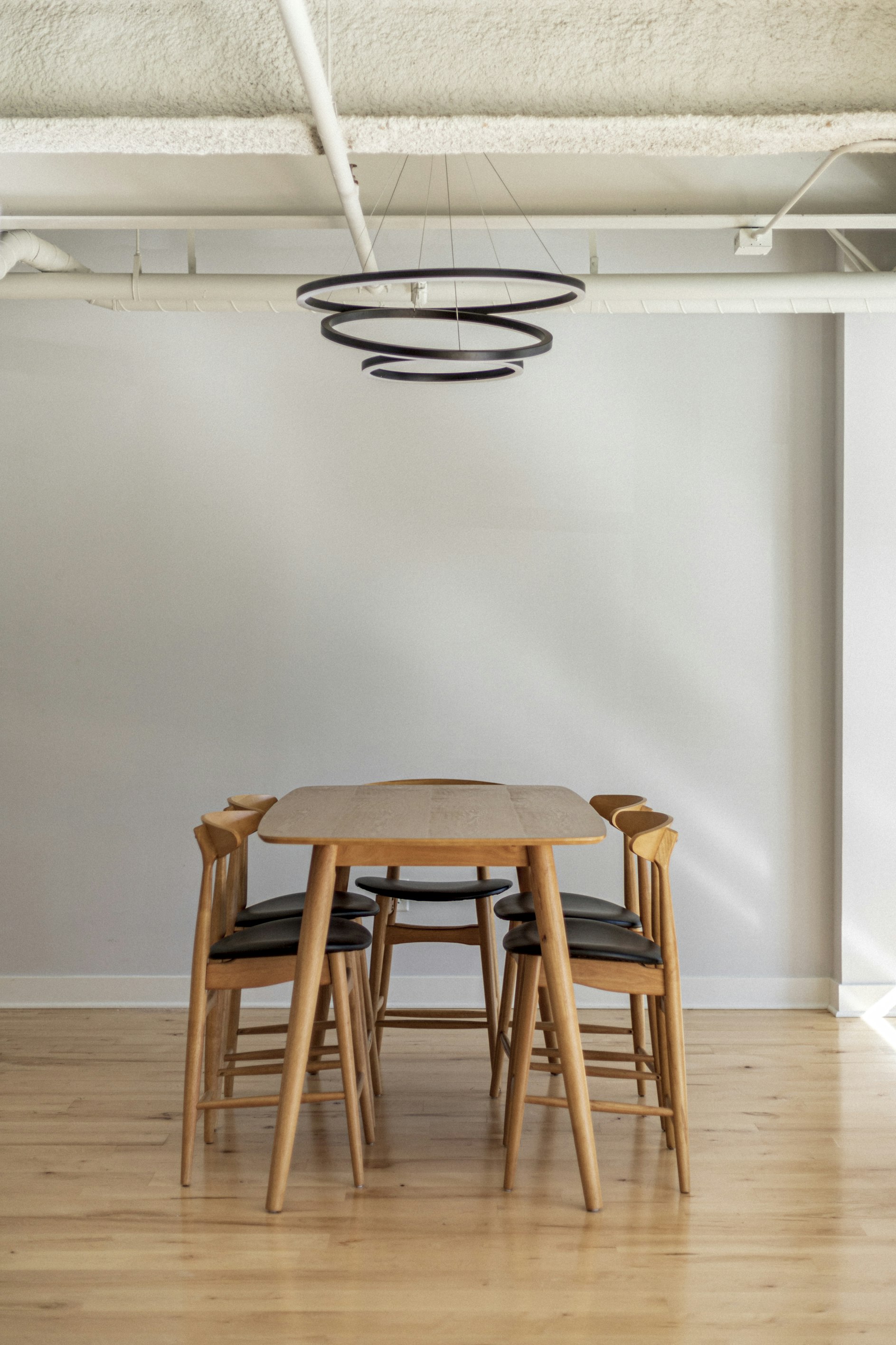 photo by Jose Losada via Unsplash.com - Mid-century modern dining room ideas