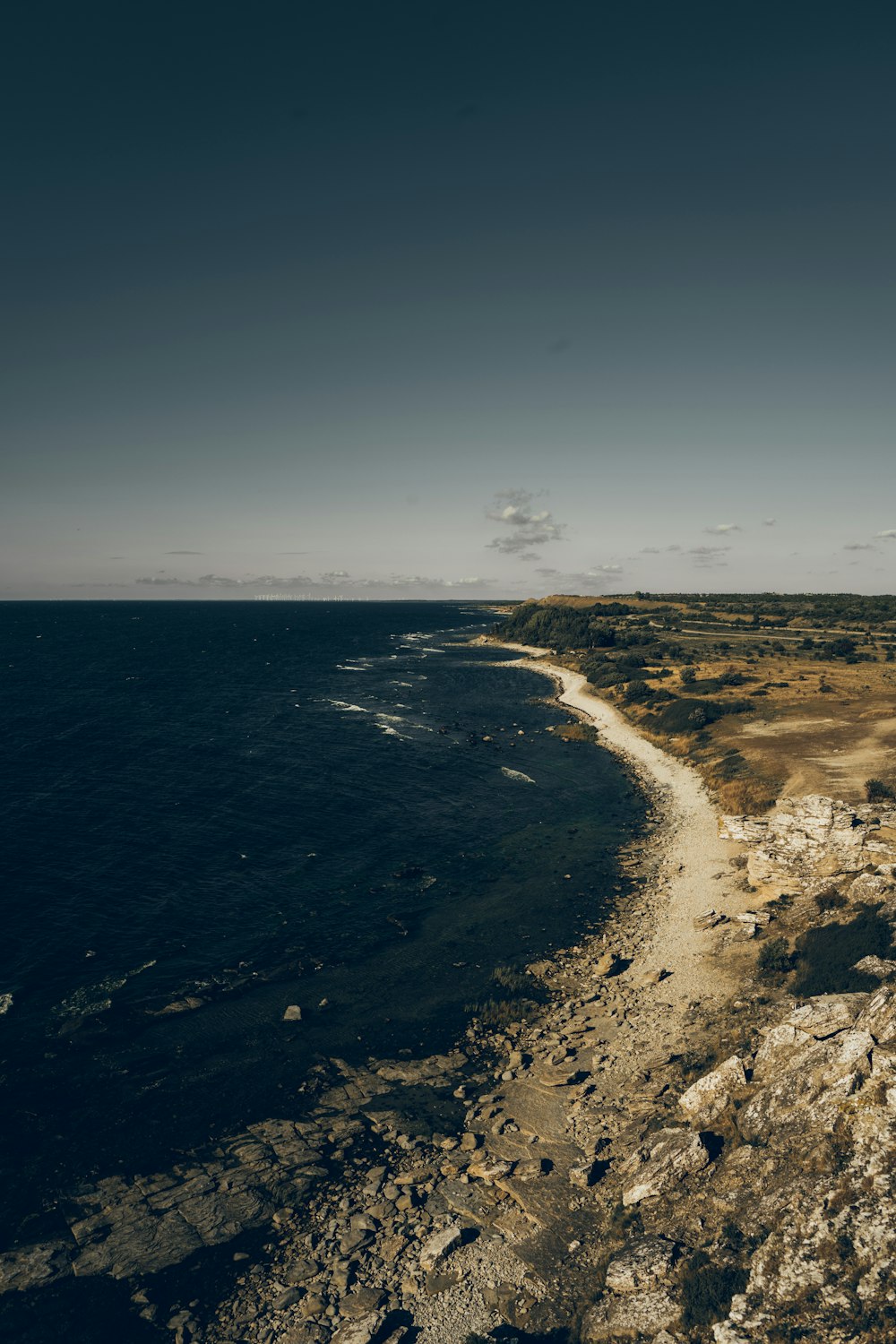 Île rocheuse pendant la journée