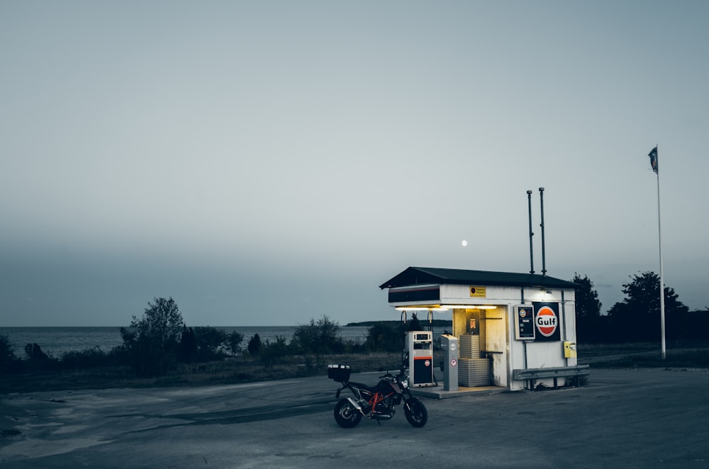 Motorrad tagsüber in der Nähe der Tankstelle geparkt