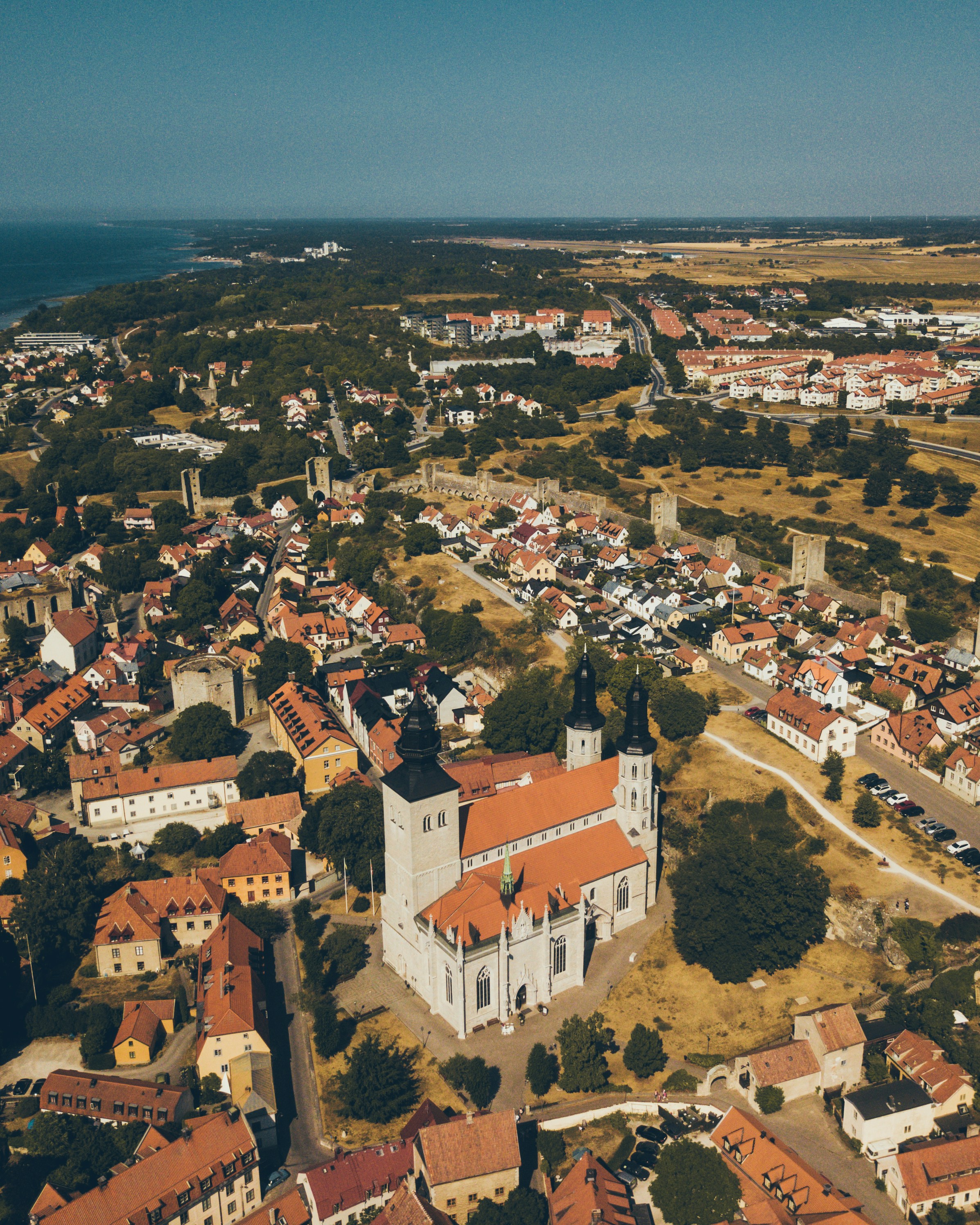 Weiße und braune Betongebäude tagsüber