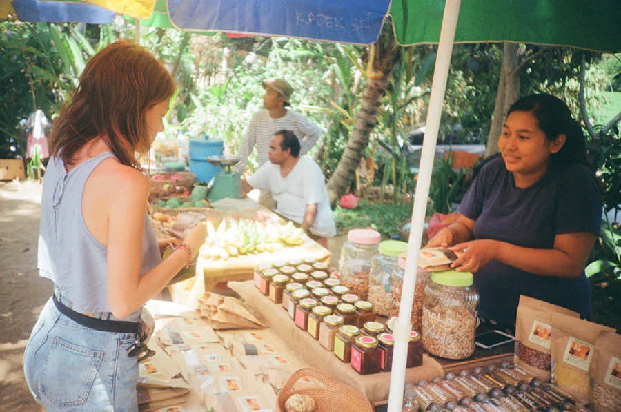 食品攤位上色彩繽紛的峇里島菜餚