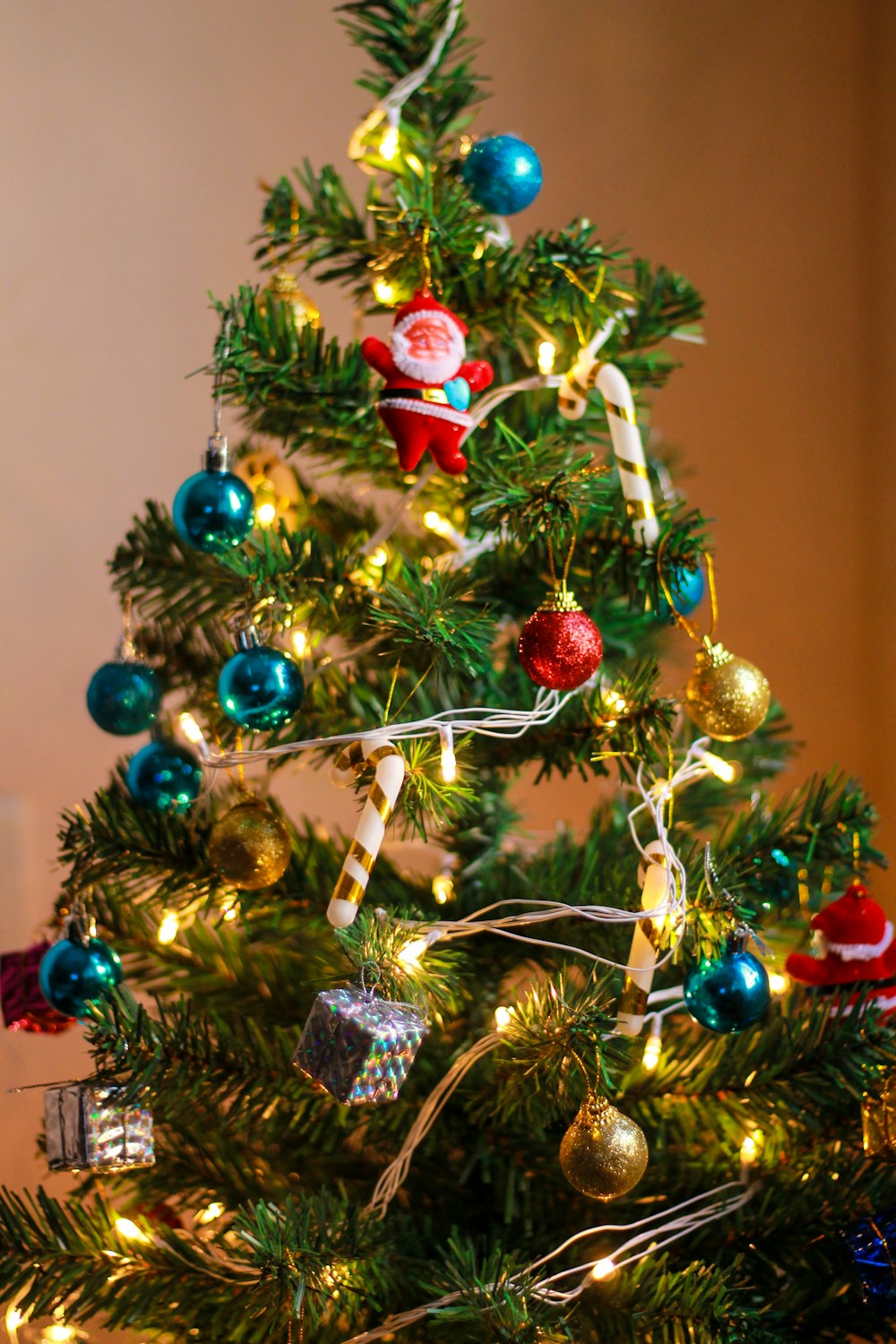 selektive Fokusfotografie von Kugeln, die am Weihnachtsbaum aufgehängt sind