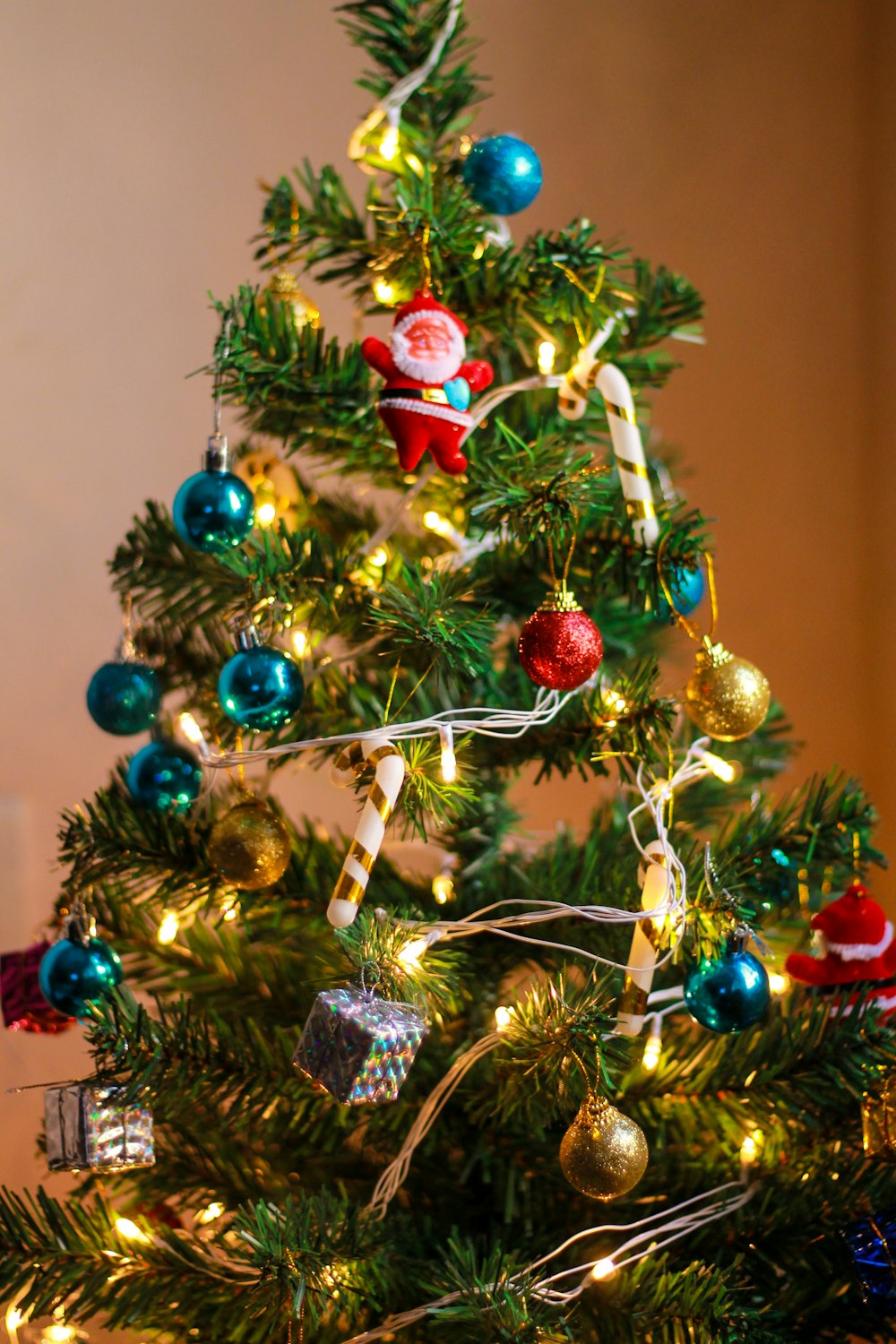 photographie sélective de boules de Noël accrochées à l’arbre de Noël