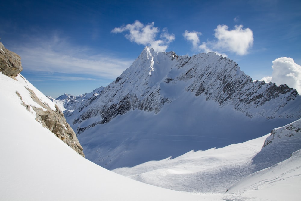 montagne enneigée pendant la journée