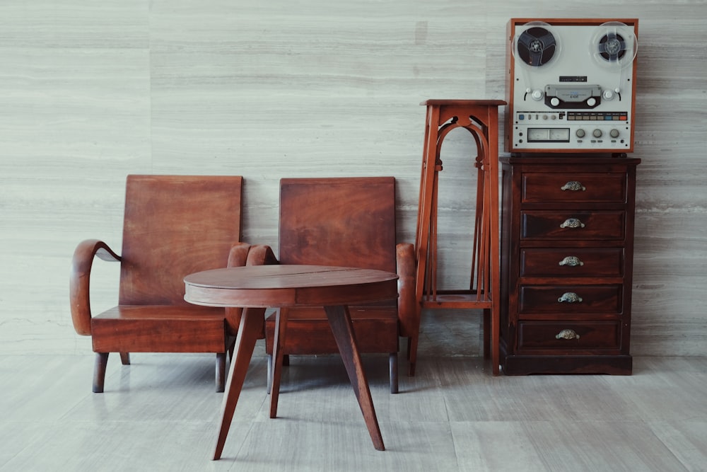 chaises, table et armoire en bois brun